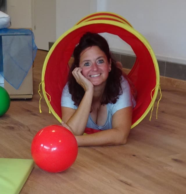 Kathrin im Kriechtunnel
